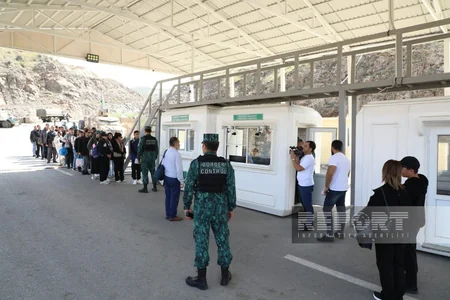 People of Armenian origin freely pass through Lachin border checkpoint 