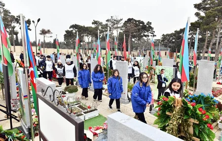Gənclər Günü münasibətilə Fəxri Xiyaban və Şəhidlər Xiyabanı ziyarət olunub