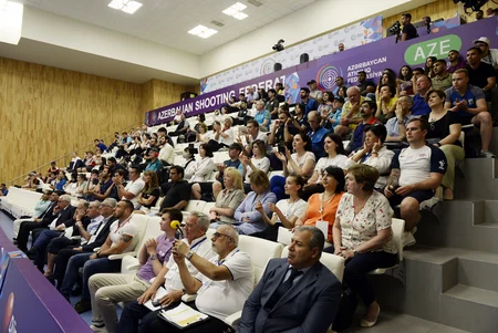 Bakıda məğlub tailandlı qızlar qalib ukraynalıların bayrağı rəngində bant taxıblar