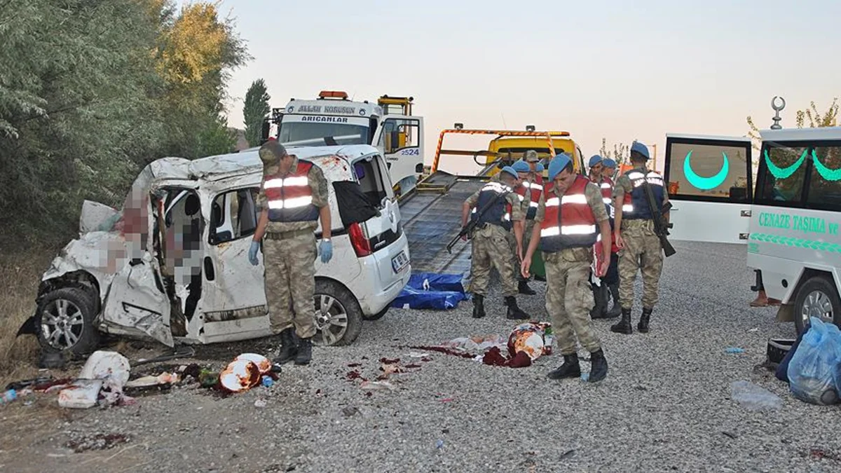 Türkiyədə baş vermiş yol qəzasında 7 nəfər ölüb, 10 nəfər yaralanıb
