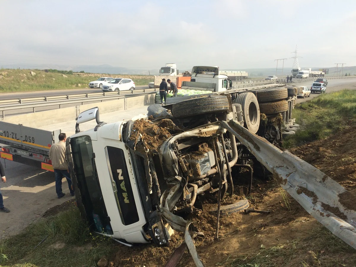 Hacıqabulda yol qəzası baş verib, yol təsərrüfatına ziyan dəyib