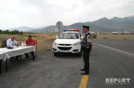Qaxda yol polisi sürücülərə və sərnişinlərə sərin su paylayıb - FOTO