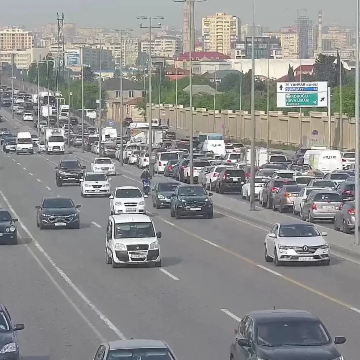 Bakının bir sıra yollarında tıxac yaranıb - SİYAHI