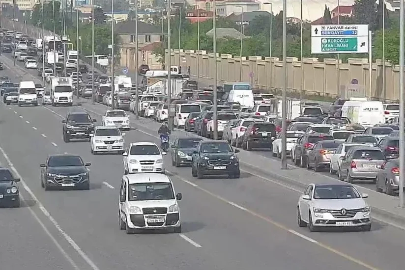 Bakının bir sıra yollarında tıxac yaranıb - SİYAHI
