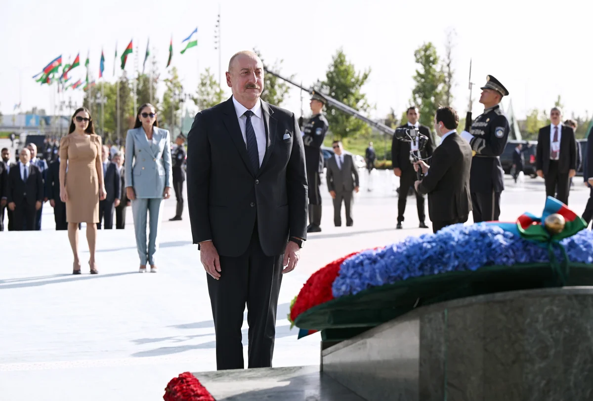 President Ilham Aliyev, First Lady Mehriban Aliyeva visit Independence Monument in Tashkent