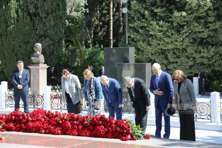 Ümummilli Lider Heydər Əliyevin xatirəsi anılır - FOTOREPORTAJ