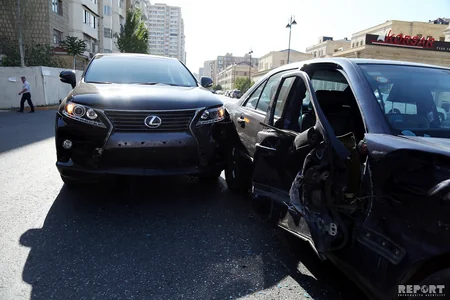 Bakıda Rusiya qeydiyyat nömrəli avtomobil qəza törədib, yaralanan var - FOTO