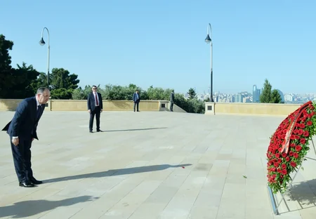 Albaniyanın Prezidenti Şəhidlər xiyabanını ziyarət edib