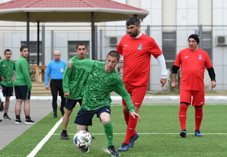 Məhbuslarla futbol veteranları arasında yoldaşlıq oyunu keçirilib