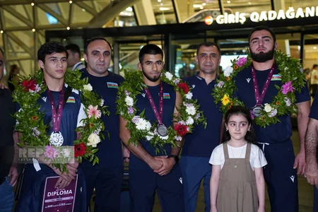 Avropa çempionatında komanda hesabında birinci olmuş Azərbaycan güləşçiləri Vətənə qayıdıb
