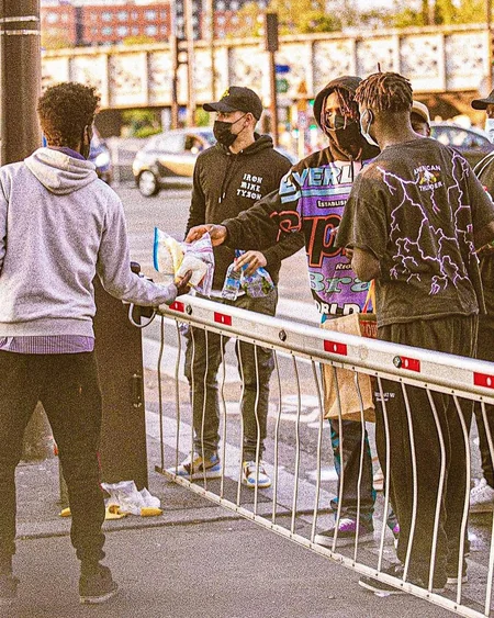 PSJ-nin futbolçusu evsizlərə yemək payladı