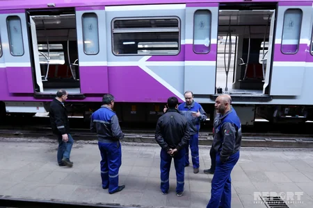 Metro qatarlarının “ev”indən - FOTOREPORTAJ