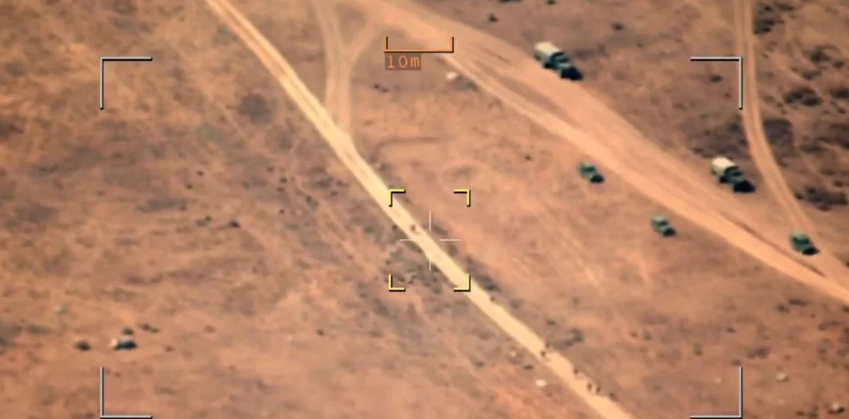 Армянские военнослужащие бегут с поля боя