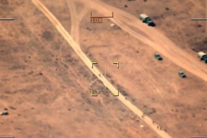 Армянские военнослужащие бегут с поля боя