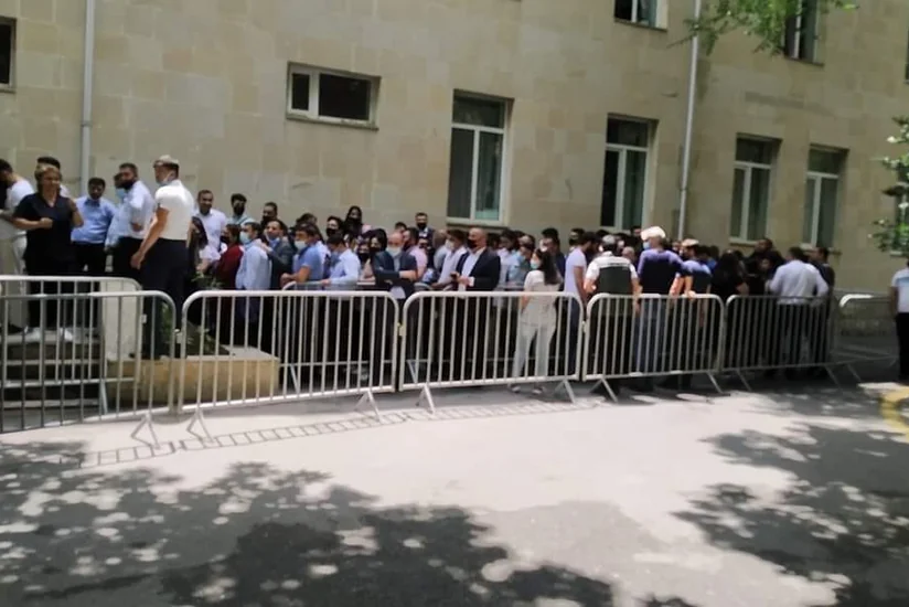 Səhiyyə Nazirliyi bəzi poliklinikalarda yaranan növbələrə münasibət bildirib