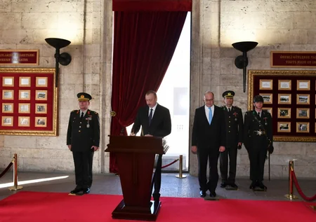 Prezident İlham Əliyev Ankarada Anıtqəbiri ziyarət edib