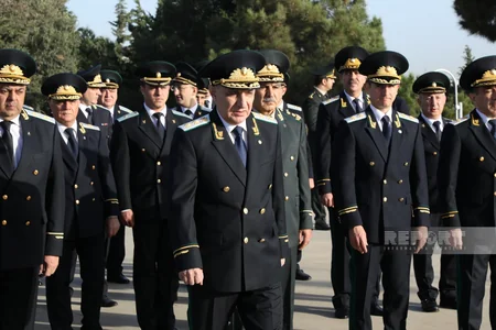 Kamran Əliyev prokurorluq işçilərinin peşə bayramı münasibətilə Fəxri xiyabanı ziyarət edib