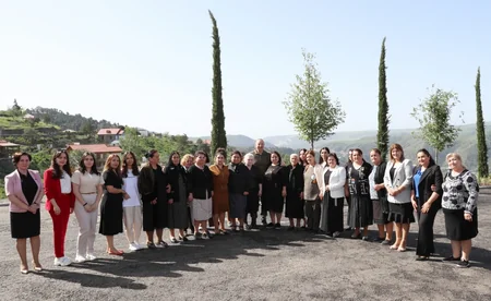 Dövlət başçısı Laçın şəhərinə qayıdan əhali ilə görüşüb, evlərin açarlarını onlara təqdim edib