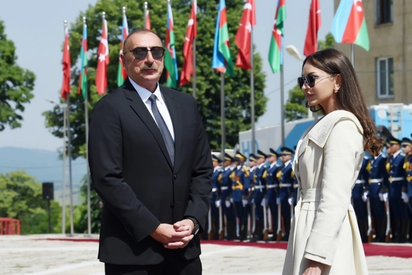 Azerbaijani President Ilham Aliyev and First Lady Mehriban Aliyeva tour Vilnius Old Town