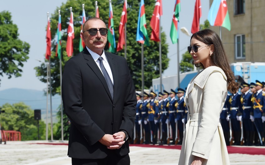 Azerbaijani President Ilham Aliyev and First Lady Mehriban Aliyeva tour Vilnius Old Town