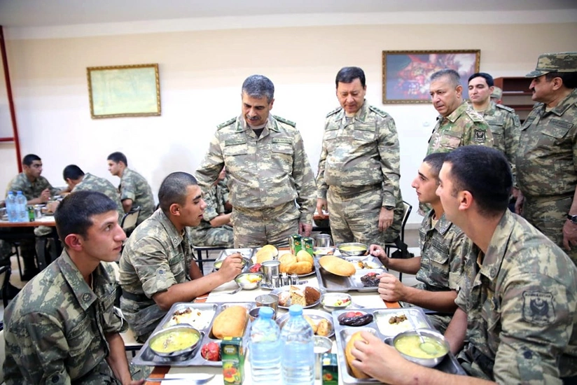 Закир Гасанов проверяет боеспособность воинских частей азербайджанской армии