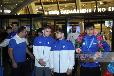 Dünya çempionatında uğurlu çıxış edən Azərbaycanın yunan-Roma güləşçiləri Vətənə qayıdıblar