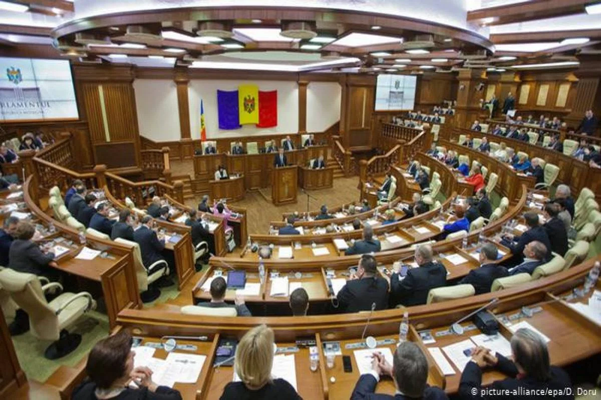 Парламент Молдовы утвердил поправки о запрете георгиевской ленты