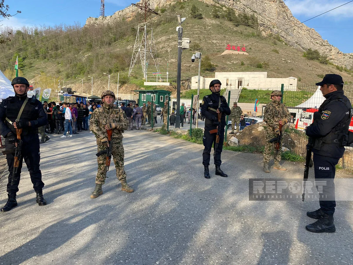Daxili Qoşunların hərbçiləri və polislər Laçın-Xankəndi yoluna nəzarəti davam etdirir