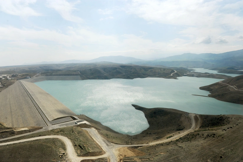 How much surface water does Azerbaijan have?