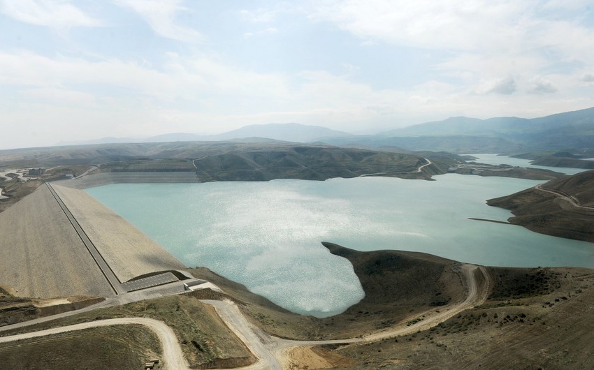How much surface water does Azerbaijan have?