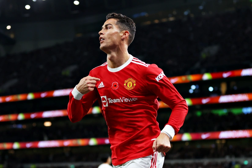 Ronaldo equals legendary football player's record