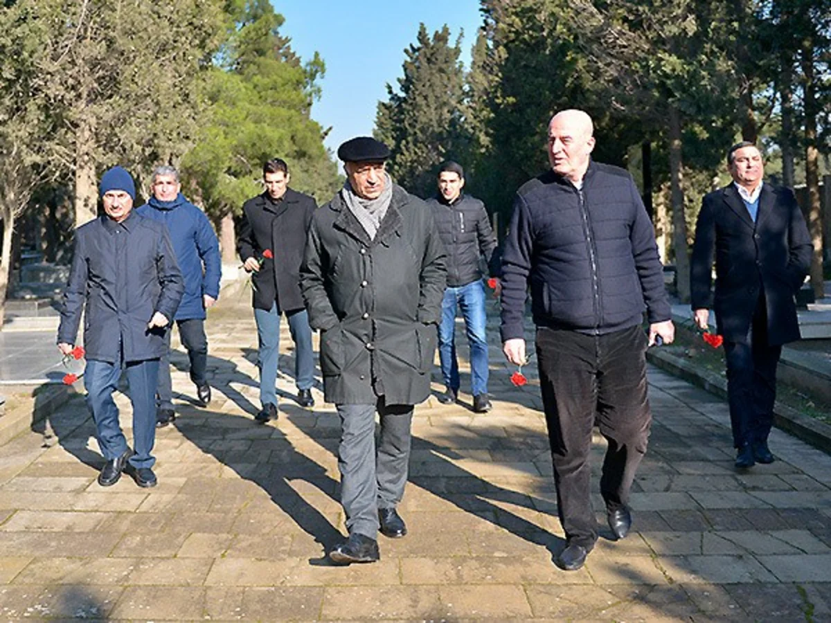 Hakimlər Tofiq Bəhramovun məzarını ziyarət ediblər