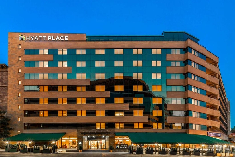 В центре Еревана эвакуировали отель из-за взрывного устройства