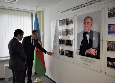 NATO-nun mənzil qərargahında Heydər Əliyevin 100 illik yubileyi ilə bağlı sərgi açılıb