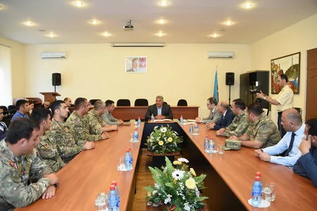 Azad Rəhimov aprel döyüşlərində iştirak etmiş zabitlərlə görüşüb