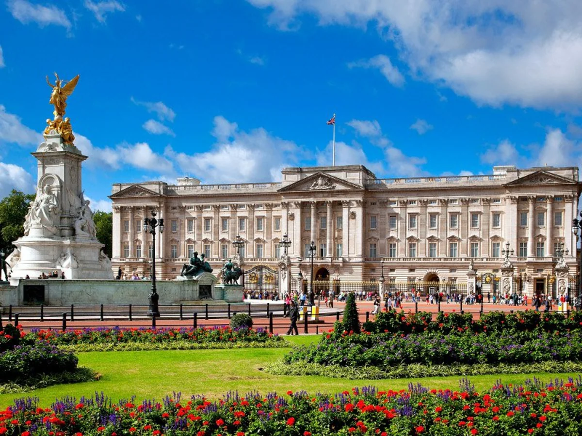 Police arrest man with knife near Buckingham Palace