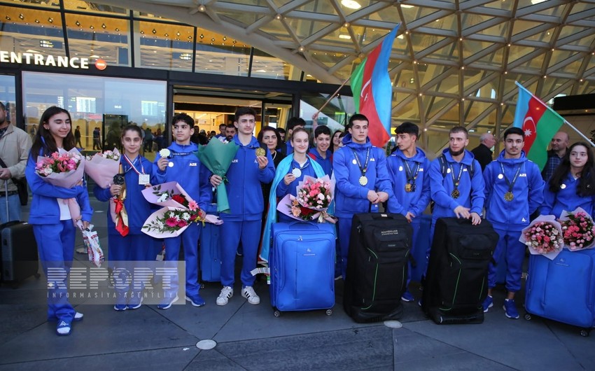 Avropa çempionatında qızıl medal qazanan gimnastlarımız Vətənə dönüblər