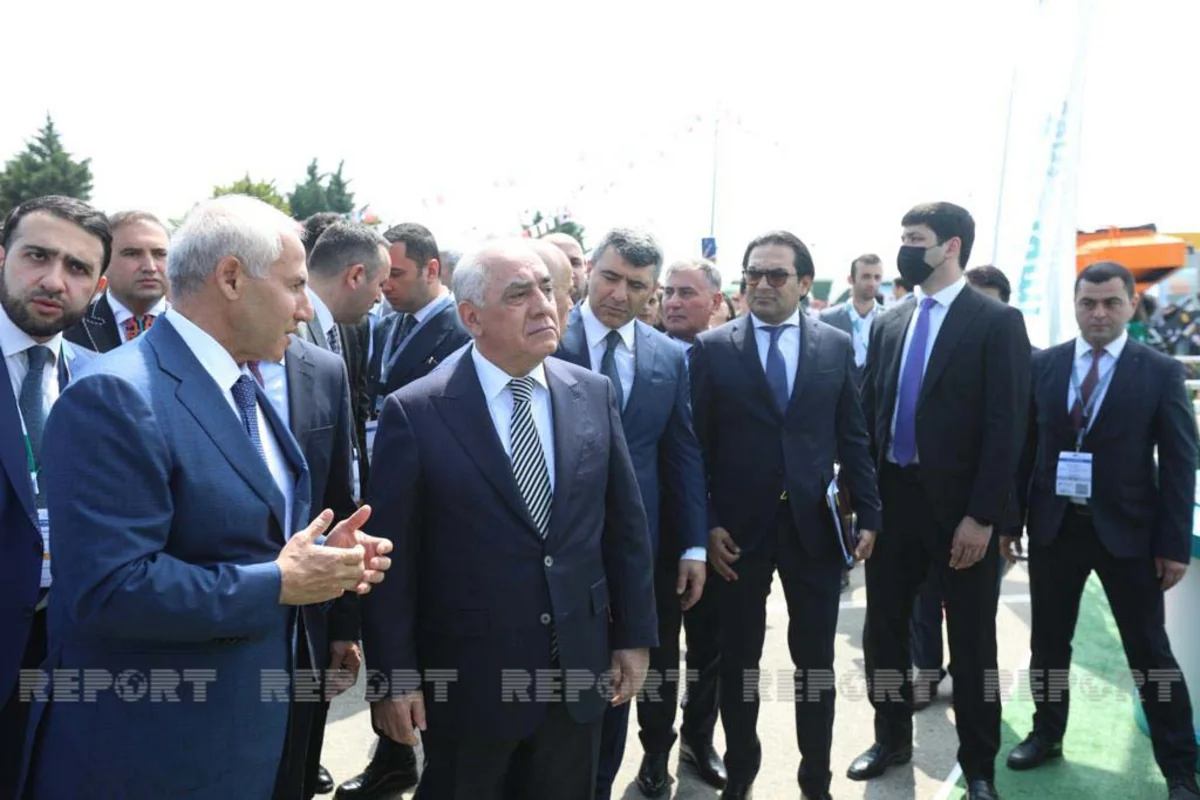 Əli Əsədov Bakıda keçirilən sərgiləri ziyarət edib