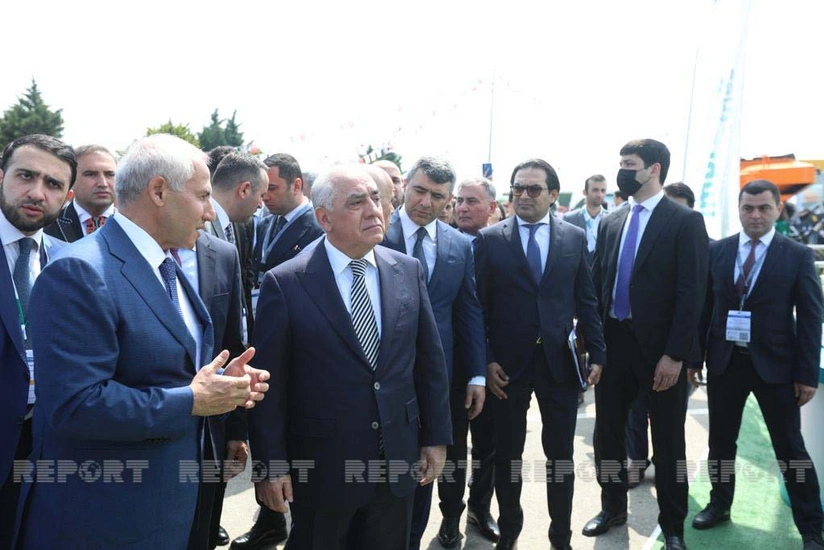 Əli Əsədov Bakıda keçirilən sərgiləri ziyarət edib