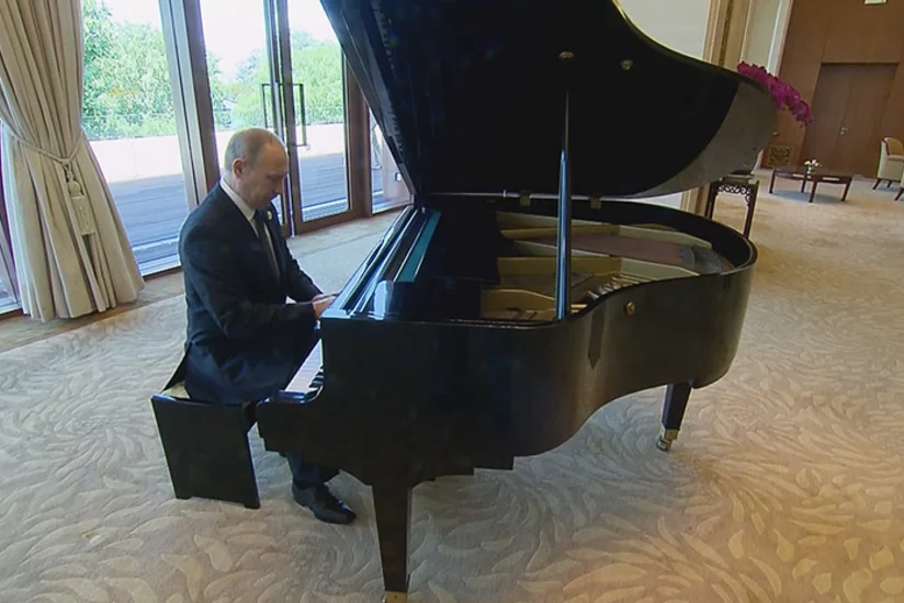 Путин сыграл на рояле в резиденции Си Цзиньпина