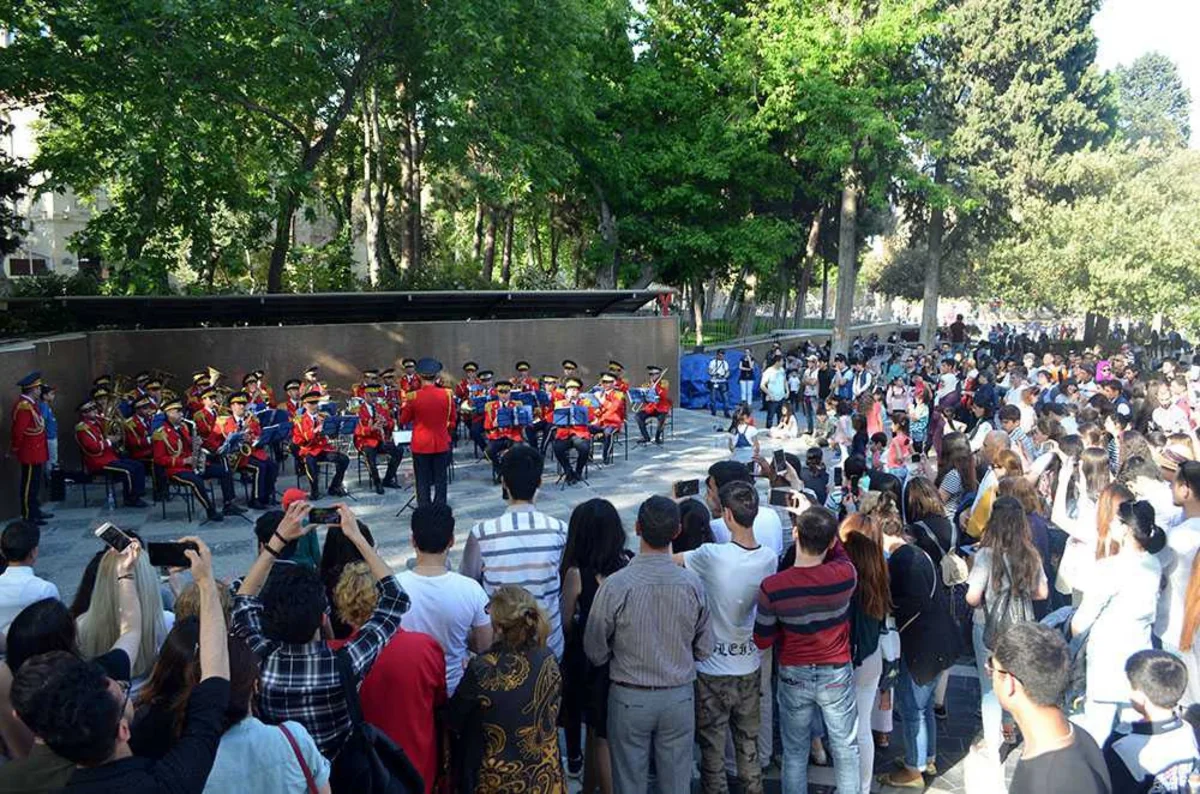 Hərbi orkestrlərin yürüşləri və nümunəvi çıxışları təşkil olunacaq