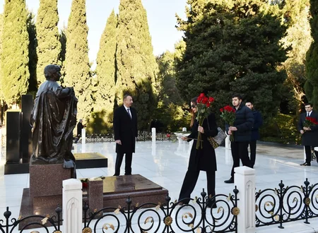 Prezident İlham Əliyev ümummilli lider Heydər Əliyevin məzarını ziyarət edib