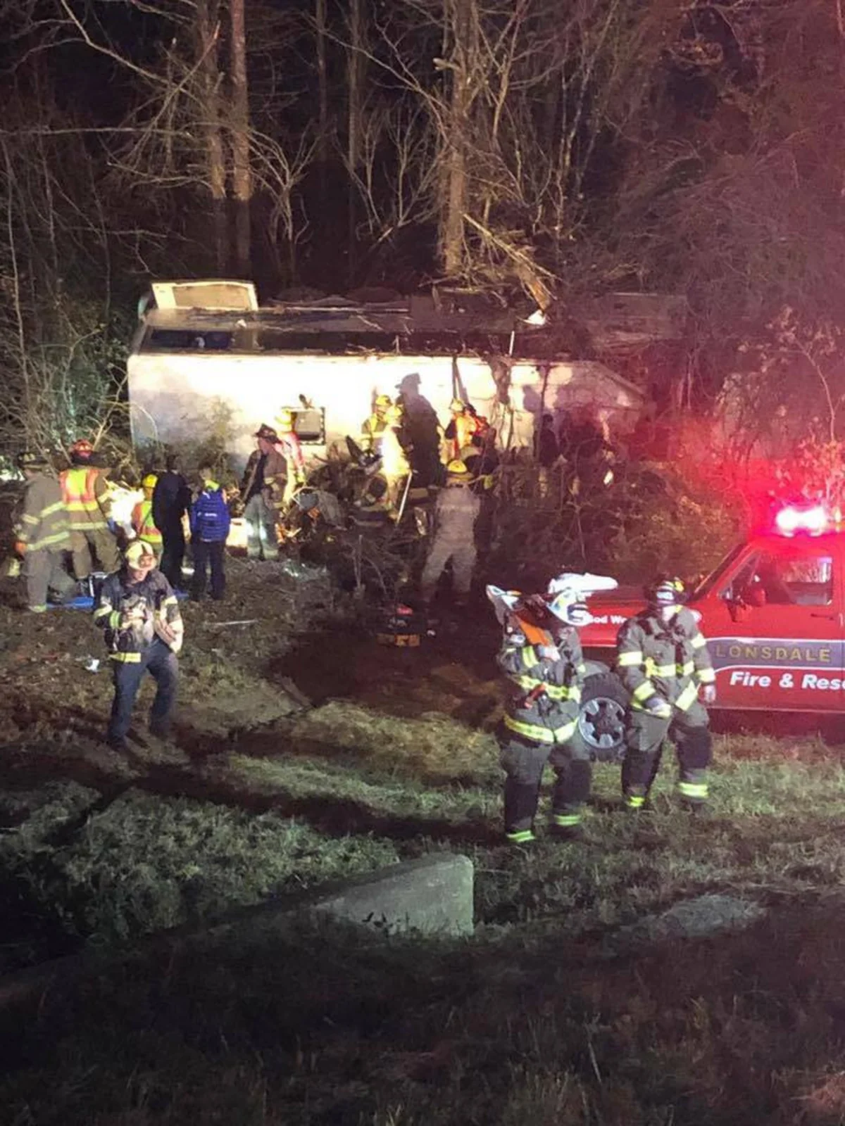 1 child dead, 40 others injured in youth football team bus crash in Arkansas