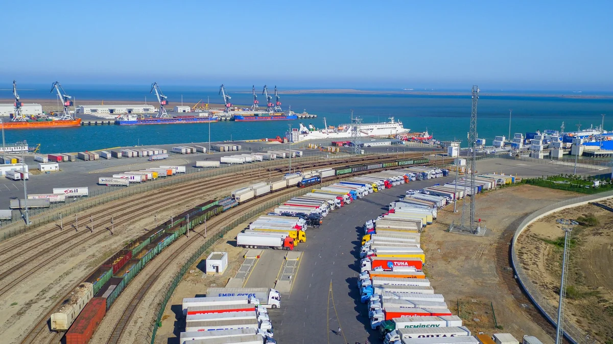 Azərbaycandan tranzit keçən TIR-ların sayı 30 %-ə yaxın artıb