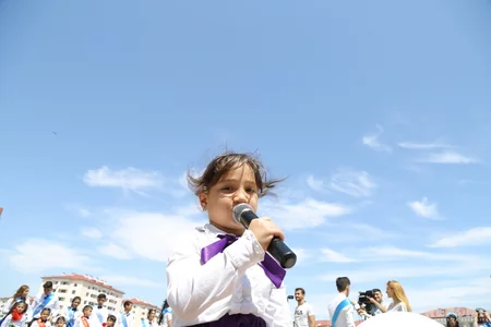 Təhsil naziri məcburi köçkün şagirdlərin Son zəngində  - FOTOREPORTAJ