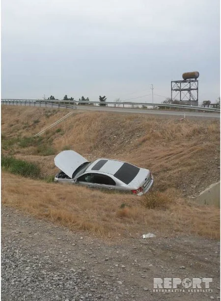 Kürdəmirdə avtomobil yoldan çıxaraq aşıb - FOTO
