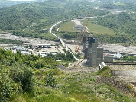 AAYDA rəsmisi: Ağsuçay vadisində 1186 metrlik unikal avtomobil körpüsünün tikintisi davam etdirilir  - VİDEO