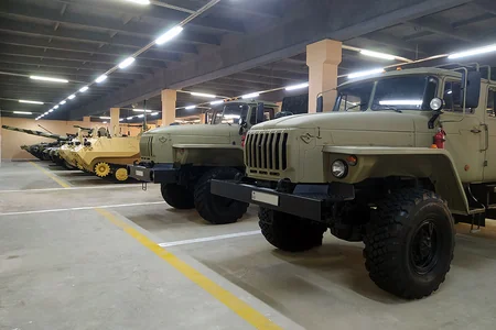 Azerbaijani defense minister views young officers’ training process