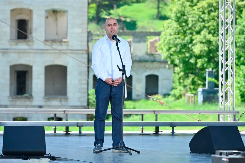 Министр образования поздравил детей из города Шуша 