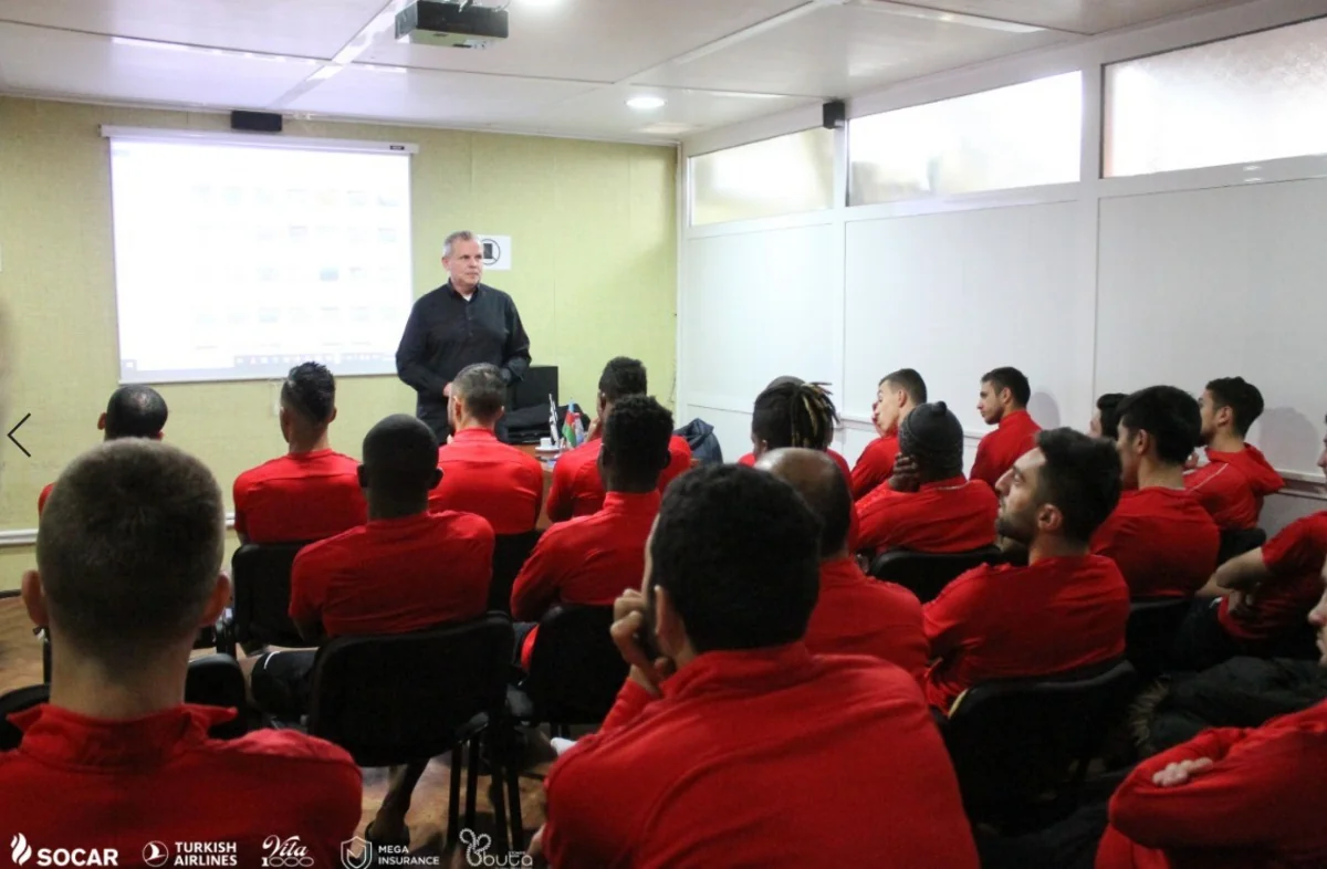 Frits Ştuxlik Neftçinin məşqçi və futbolçuları üçün seminar keçirdi